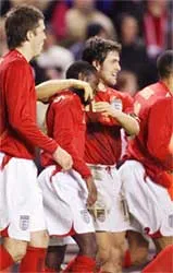 Italia hạ gục Đức, Pháp thua trên sân nhà ảnh 3