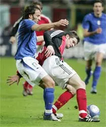 Italia hạ gục Đức, Pháp thua trên sân nhà