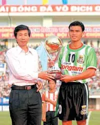 Phan Văn Tài Em nhận Quả bóng vàng Việt Nam năm 2005