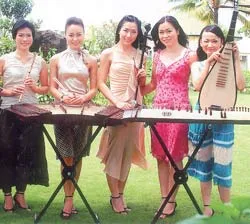 Hai nhóm “xuân xanh” đàn hát ảnh 2 Hai nhóm “xuân xanh” đàn hát ảnh 2