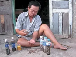 Người “điên” ra quốc lộ lượm đinh ảnh 2 Người “điên” ra quốc lộ lượm đinh ảnh 2