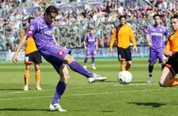 Luca Toni bắt kịp hai huyền thoại ảnh 1 Luca Toni bắt kịp hai huyền thoại ảnh 1
