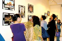Triển lãm ảnh “Dư âm Festival Huế 2004”