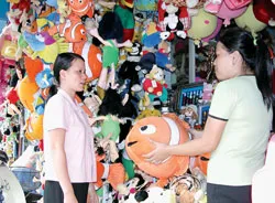 Đồ chơi ăn theo phim hoạt hình bán chạy
