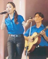 Cẩm Ly: Ca sĩ đi vòng quanh... ký túc xá