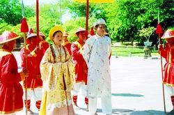 Ngọn nến Hoàng cung*