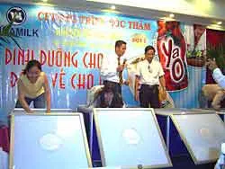 Một khách hàng Vinamilk trúng thưởng xe máy Dylan