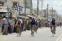 Áo vàng: Nguyễn Hữu Hiền (BVTV An Giang)