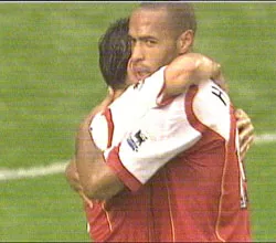 Arsenal tiếp tục chuỗi 48 trận bất bại ảnh 2