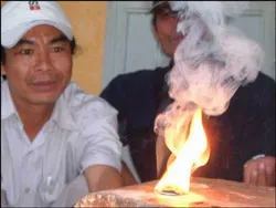 Do chất lân tinh của đạn pháo sáng?