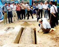Mở nắp quan tài thứ nhất