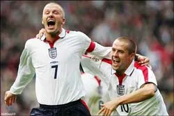 Beckham đứng đầu, Bergkamp thứ nhì