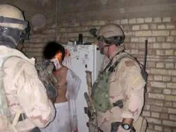 Điều tra những bức ảnh lính hải quân làm nhục tù nhân Iraq