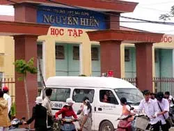 Hàng chục nữ sinh đột ngột ngất xỉu