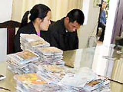 Không lẽ “bó giáo quy hàng”?