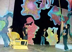 Hậu đài: những “nghệ sĩ” sau ánh đèn sân khấu ảnh 2 Hậu đài: những “nghệ sĩ” sau ánh đèn sân khấu ảnh 2