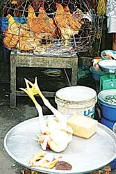 Hàng không qua kiểm dịch vẫn bày bán tràn lan