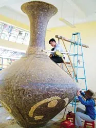 Chiếc bình hoa khổng lồ bằng sọ dừa
