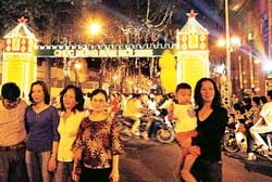 Cả nước náo nức đón mừng năm mới 2005 ảnh 2 Cả nước náo nức đón mừng năm mới 2005 ảnh 2
