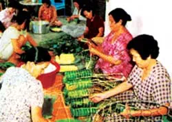 Nông dân ngoại thành giúp nhau ăn Tết