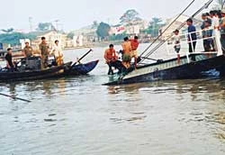 Xe tuột dốc phà Trà Ôn, 3 người chết