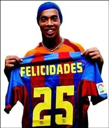 Ronaldinho: “Tôi còn trẻ và phải cải thiện lối chơi nhiều hơn” ảnh 1