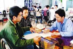 Thanh niên rủ nhau đi làm việc nước ngoài