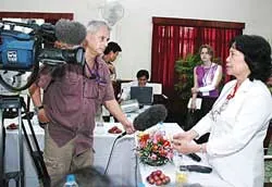 Đoàn nhà báo nước ngoài thăm nạn nhân chất độc da cam ảnh 2 Đoàn nhà báo nước ngoài thăm nạn nhân chất độc da cam ảnh 2