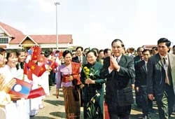 Tổng Bí thư Nông Đức Mạnh kết thúc tốt đẹp chuyến thăm nước CHDCND Lào