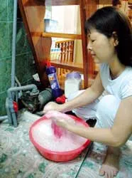 Nhiều khu vực ở TPHCM nước rất yếu