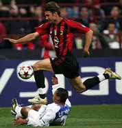 Tiền đạo Andriy Shevchenko đã trở lại đội hình xuất phát của AC Milan. Tiền đạo Andriy Shevchenko đã trở lại đội hình xuất phát của AC Milan.