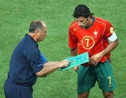 HLV Scolari đề nghị Figo trở lại tuyển Bồ Đào Nha ảnh 1 HLV Scolari đề nghị Figo trở lại tuyển Bồ Đào Nha ảnh 1