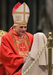 Hồng Y Joseph Ratzinger (Đức) được chọn làm Giáo hoàng
