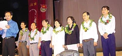 Vui sao nước mắt lại trào ảnh 2 Vui sao nước mắt lại trào ảnh 2