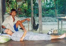 Đôi vợ chồng già trong cơn hoạn nạn
