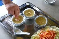 Xử phạt cửa hàng bán thức ăn trộn vàng