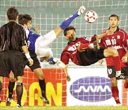 Number One V- League 2005 (vòng 16 ngày 19-6) ảnh 2 Number One V- League 2005 (vòng 16 ngày 19-6) ảnh 2