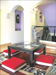 Khách – chủ trong phòng khách