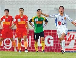 Number One V- League 2005 (Vòng 17 ngày 26-6) ảnh 2 Number One V- League 2005 (Vòng 17 ngày 26-6) ảnh 2