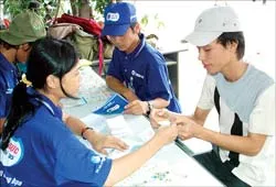 Sinh viên tình nguyện tiếp sức mùa thi