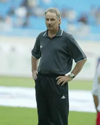 Afredl Riedl và những câu hỏi ở vòng 19 ảnh 1 Afredl Riedl và những câu hỏi ở vòng 19 ảnh 1