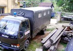 Xe chở phạm nhân chuyển gỗ lậu