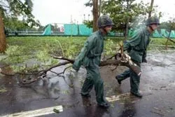 Mọi hoạt động tê liệt do bão lớn