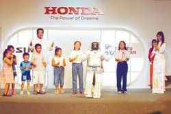 Người máy Asimo trở lại Việt Nam