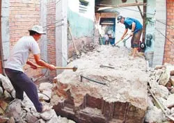 Khai quật một ngôi mộ cổ trên đường Cách Mạng Tháng Tám