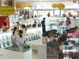 Giày dép ngoại lại tràn ngập thị trường
