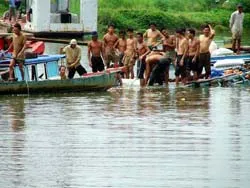 200 tấn gạo chìm xuống sông