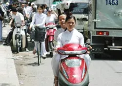 Trường nghiêm, ngoài đường… thoải mái