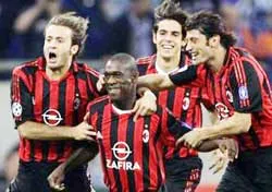 Clarence Seedorf tiến sát kỷ lục châu Âu