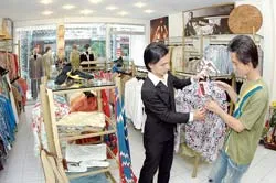 Người tiêu dùng trẻ với hàng hiệu